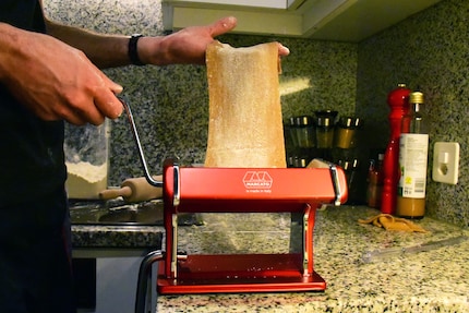 Dal livello 1 al 5, l'impasto viene tirato man mano, fino a diventare sempre più sottile.