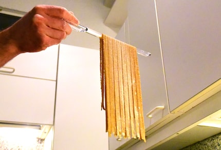 Le fettuccine appena tagliate e appena raccolte possono...