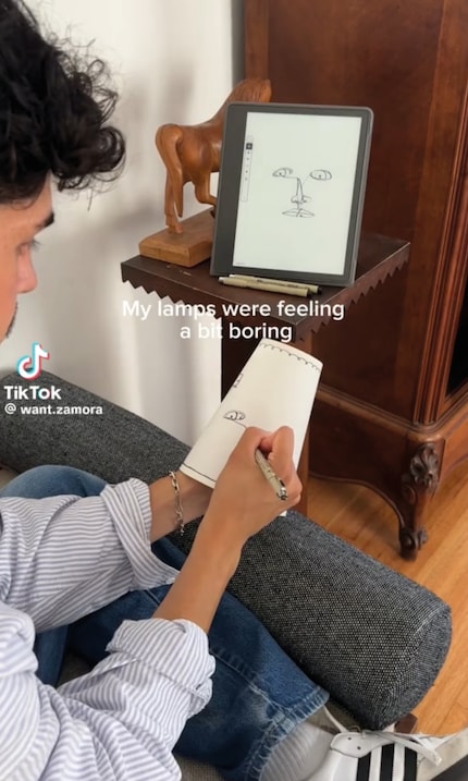 Marco Zamora malt mit Filzstift auf seine Lampenschirme.