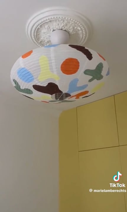 … und verteilte bunte organische Formen auf ihrem Lampenschirm.