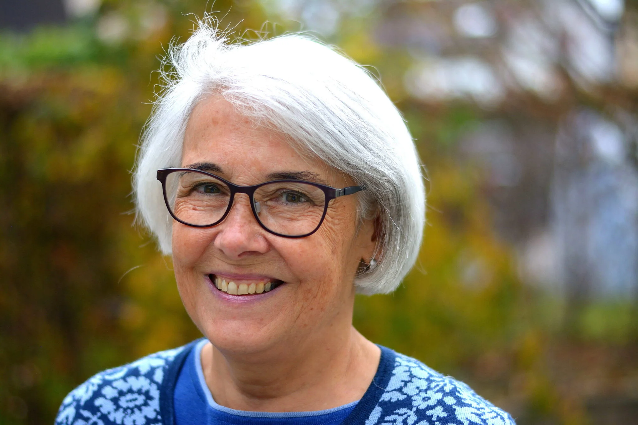Depuis des décennies sur le terrain : en tant que spécialiste des poux de tête, Johanna Gut examine les têtes des enfants à la recherche de poux.