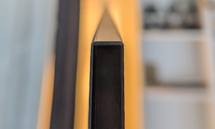 Auch von der Seite sieht Samsungs QD-OLED-TV gewohnt elegant aus.