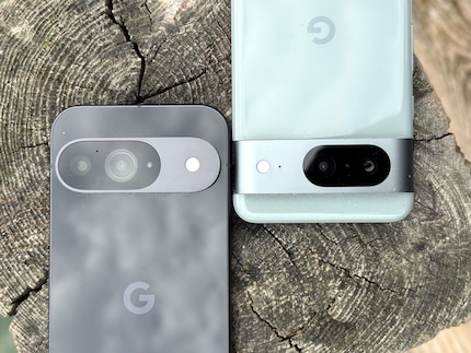 Le Pixel 9 en noir et le Pixel 8 en vert clair.