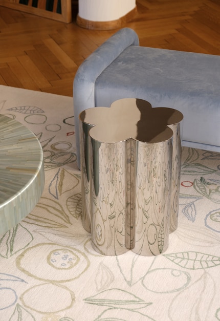 Le forme floreali come lo sgabello Furn Object sono attraenti perché incarnano l'armonia e la bellezza naturale.