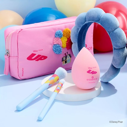 Sono inclusi anche una spugna per il trucco e un pennello. Chissà se anche il cerchietto ne fa parte? 