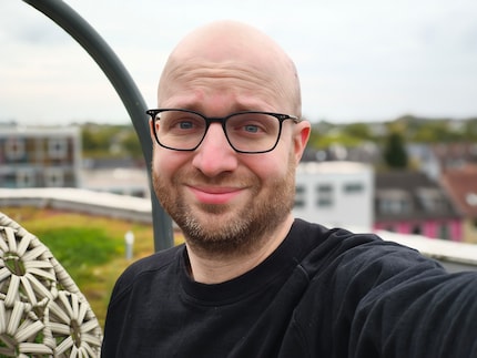 50 millimetres is a common focal length for portrait photos.