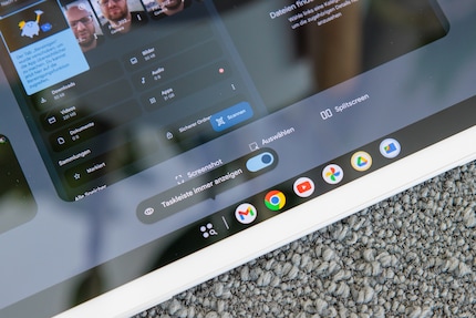 Per fissare la taskbar, devi tenere premuta la barra verticale a sinistra delle applicazioni.