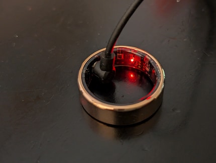 La bague se charge avec un câble qui doit être branché à l'intérieur.