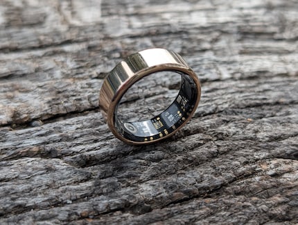 À l'intérieur de la bague, vous voyez la technologie et les capteurs.