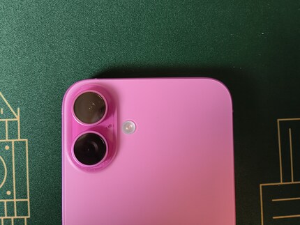 La gobba della fotocamera è più stretta.