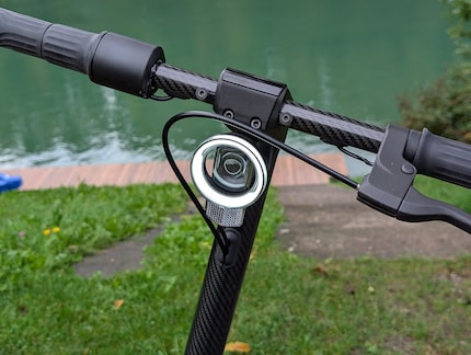Der Niu-Scooter hat ganz schön filigrane Lenkerstangen, ist dank Karbonkonstruktion aber trotzdem genug stabil.