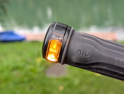 Die Blinker am Lenker zeigen, dass du abbiegen willst.