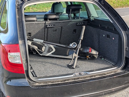 Der Scooter lässt sich dank nur zwölf Kilogramm Gewicht spielend transportieren.