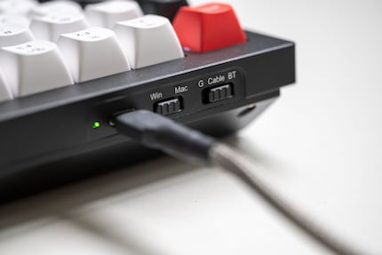 Sul retro sono presenti gli interruttori e la porta USB-C.