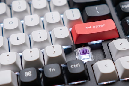 Il LED traspare da sotto gli interruttori, per questo non è così luminoso come nelle tastiere gaming.