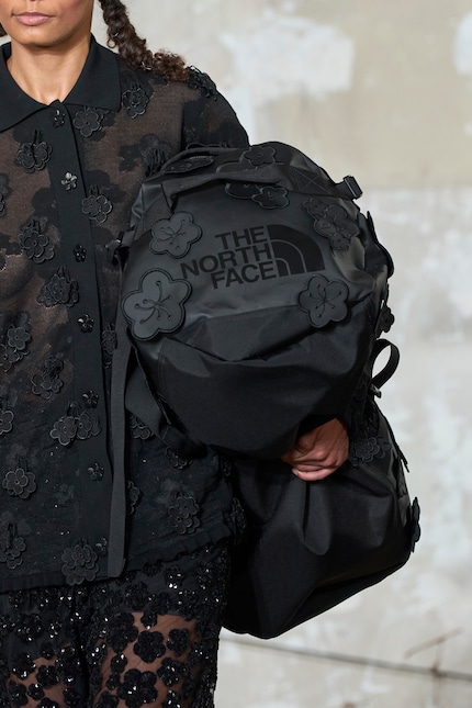 Il classico borsone di The North Face con fiori Bahnsen.