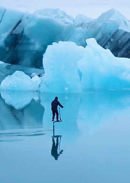 La fascination de la glace : avec sa trottinette à foil, Benji plane le long d'icebergs.