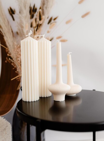 Les designs à rainures ajoutent une dimension tactile intéressante aux sculptures en cire.