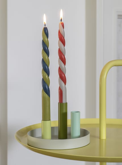 La tendance du color blocking caractérise des bougies de couleurs contrastées.