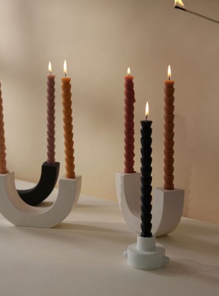 La tendance « Back to Black » décrit le retour aux accessoires d’intérieur noirs.