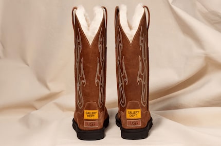 L'encoche en forme de V sur la tige est typique des bottes western.