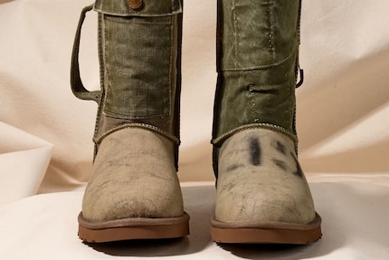 Les bottines en toile sont fabriquées à partir de sacs en tissu recyclés.