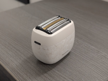 Il Panasonic 900 S con le sue cinque lame nella testina del rasoio.