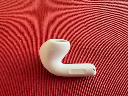 La commande par pincement débarque aussi sur les AirPods 4, mais pas le balayage pour le volume.