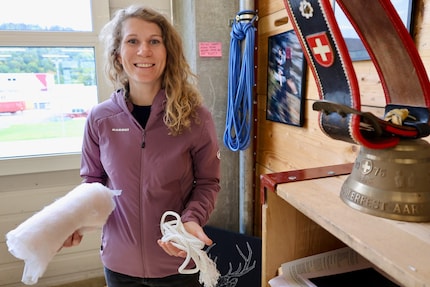 La Product Manager Susanne Leutner mostra la corda, l'imbottitura e una giacca con loopinsulation.