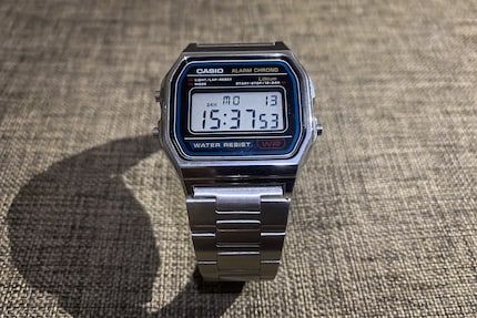 The A158W shown here is a further development of the popular F-91W with stainless steel instead of plastic. However, the new table clock uses plastic again.
