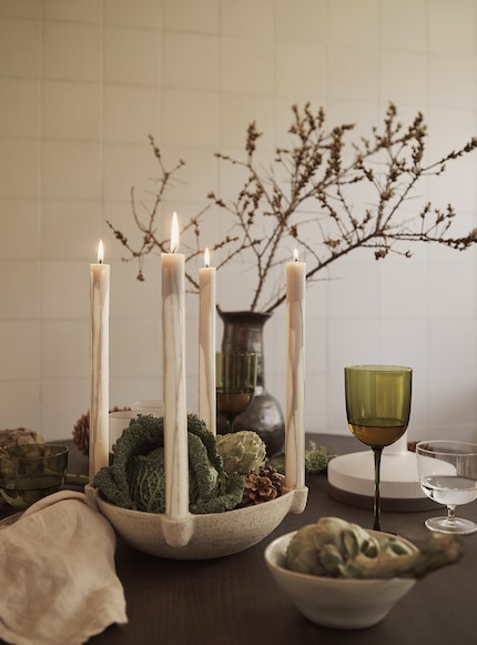 Dank Schalen lässt sich der Kerzenständer mit Grün oder Weihnachtskugeln verzieren.