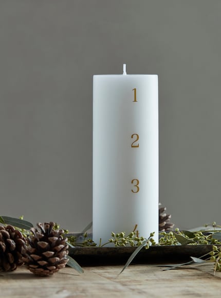 Bringt Hygge in dein Zuhause: Eine platzsparende Kalenderkerze – ohne nadelnde Tannenzweige.