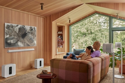 Si dice che il Sonos Arc Ultra crei l'illusione di quattro altoparlanti da soffitto con solo due driver rivolti verso l'alto.
