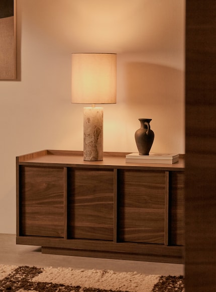 Questa combinazione di materiali crea un gioco armonioso che aggiunge un tocco speciale a qualsiasi ambiente.