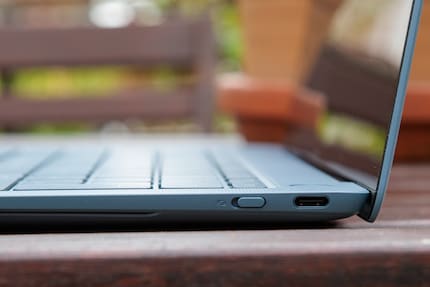 Le bouton à côté du port USB-C sur le côté droit allume et éteint la caméra.