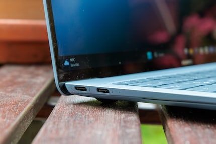 Les deux ports USB-C (Thunderbolt 4) sur le côté gauche permettent de charger le MateBook.