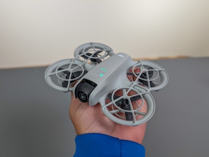 Le DJI Neo est compact et léger.