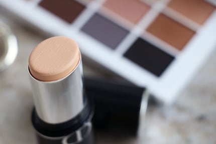 Stick Foundations können wegen des häufigen Luftkontakts schnell mal austrocknen und verändern so ihre Konsistenz.