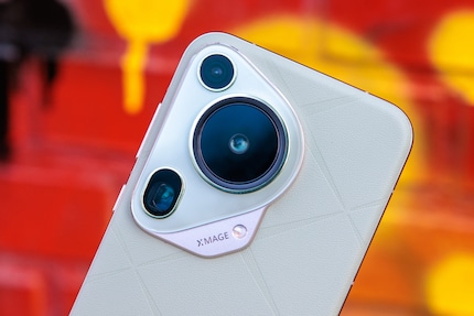 Rispetto alla fotocamera principale, il teleobiettivo e l'ultra-grandangolo si notano appena.