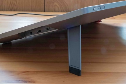 Due porte USB-C per l'alimentazione e i dispositivi sul lato, il cursore touch e il pulsante di accensione sulla parte superiore.