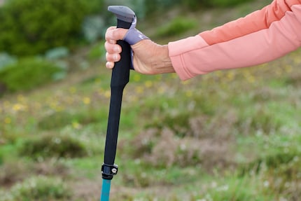 The extended handle allows you to quickly change your grip when the incline changes.