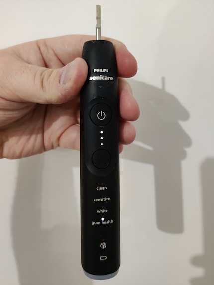 Am Handteil wird mir angezeigt, welchen Putzmodus und welche Intensitätsstufe ich gerade ausgewählt habe. Am unteren Griff ist das visuelle Andrucksignal.