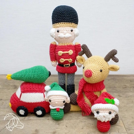 Casse-Noisette a eu de la chance : contrairement au Père Noël et au lutin, il a des jambes et des bras.
