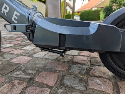 Il robusto cavalletto è nascosto sotto le pedane.