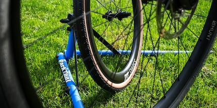 Bereit für den Radwechsel: Die 50-mm-Felge von DT Swiss und der «schnellste» Gravelreifen von Schwalbe.