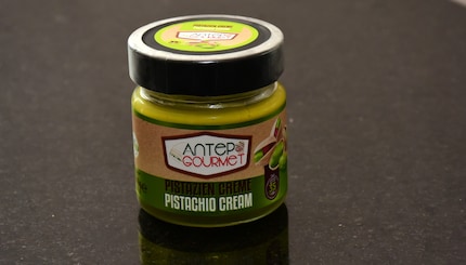 Con la crema di pistacchio si può preparare il proprio cioccolato di Dubai, ma è ottima anche da spalmare.