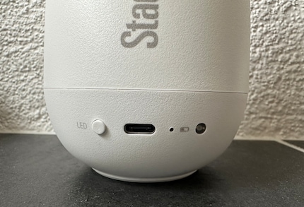L’appareil se recharge via un port USB C à l’arrière.