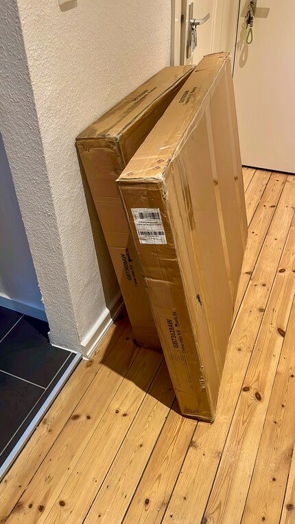 Le dimensioni dei pacchi fanno pensare che le mie calopsitte si trasferiranno in una villa.