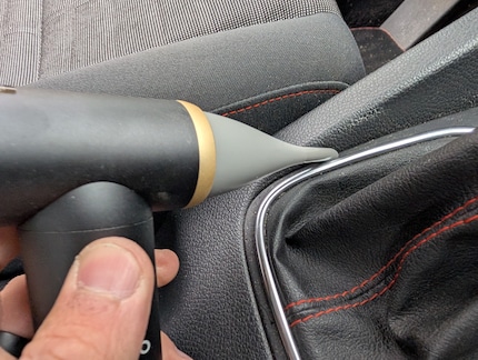 Turn the vacuum cleaner upside down and air comes out. With the funnel-shaped attachment, you can also blow out gaps.