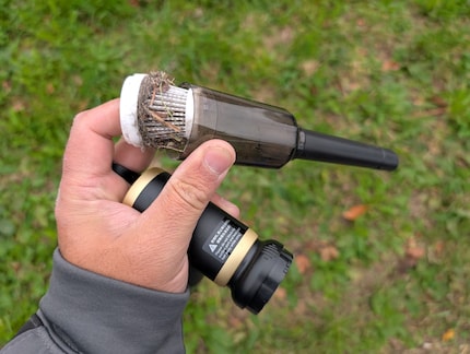 The small dust container with filter fills up relatively quickly.